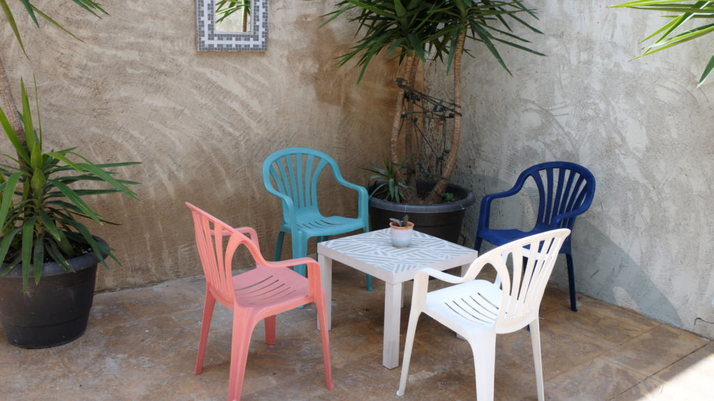A Plastic Chair With Spray Paint, Best Paint For Plastic Outdoor Furniture